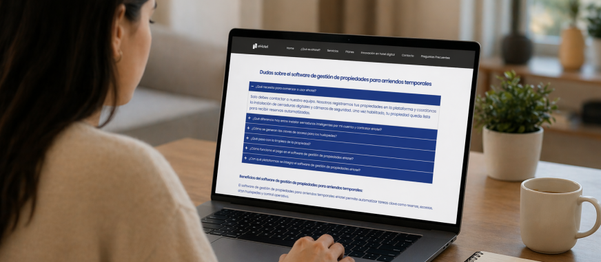 cliente revisando preguntas frecuentes sobre software de gestión de propiedades para arriendos temporales